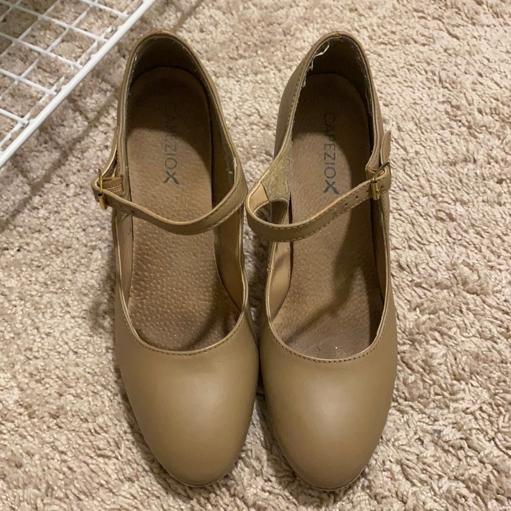 Tan Capezio size 6 heeled tap shoe